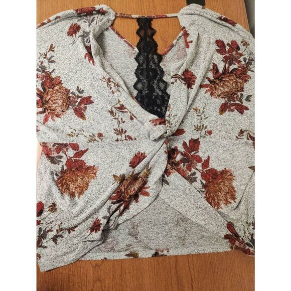 Maurices 2x Floral Twist Back V Neck Tee (R) - Picture 6 of 8